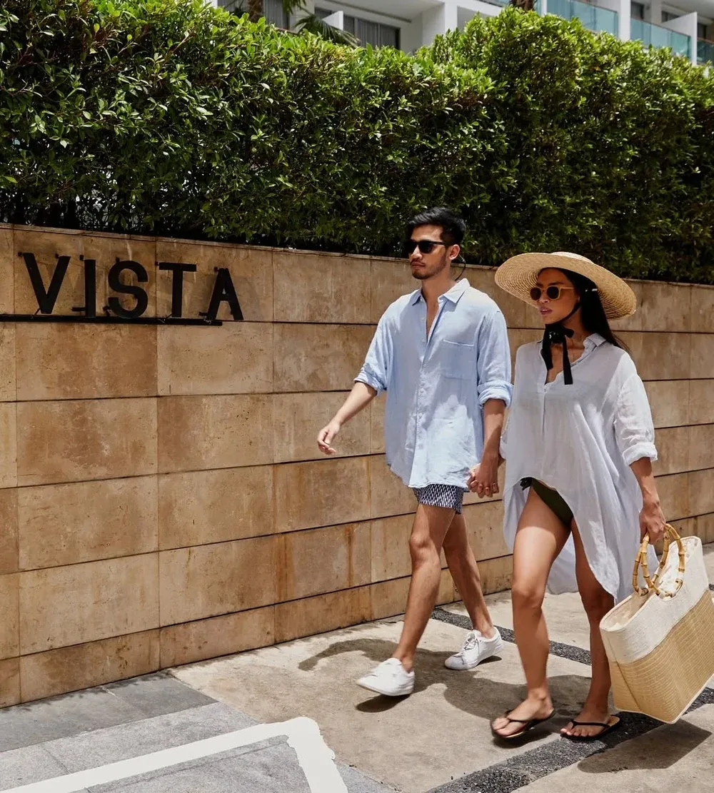 Guests at the Hotel Vista Pattaya entrance